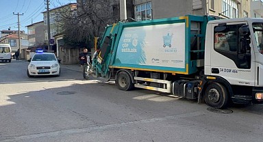 Otomobilin çarptığı belediye temizlik işçisi yaralandı