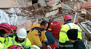 Polisan, 3 günde 4 çocuğu göçük altından çıkardı