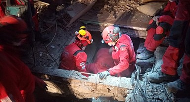 27 kişiyi enkazdan çıkaran ekibin lideri o anları anlattı