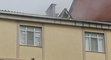 4 katlı binanın bacasından alevler yükseldi