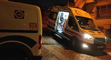 Babasına öfkelendi, yumruk attığı cam elini kesti
