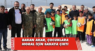 Bakan Akar, çadır kentte çocuklarla futbol oynadı
