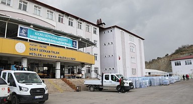 Büyükşehir Defne'de yardım taşımaya devam ediyor