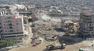 Büyükşehir, Hatay'da 51 binanın yıkımını gerçekleştirdi