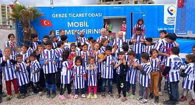 Çiler ve Yıldırım’dan depremzede miniklere Gebzespor forması