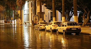 Deprem sonrası İskenderun’da deniz taştı, caddeler göle döndü!