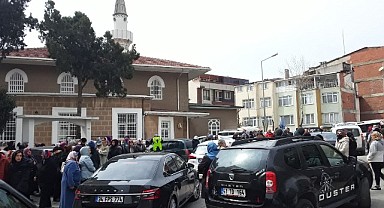 Depremde hayatını kaybeden anne ve 2 çocuğu defnedildi