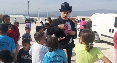 Depremzede çocuklar, Charlie Chaplin ile eğlendi