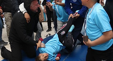 Depremzede çocuklar Kağıtsporlu başpehlivanları devirdi