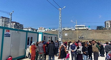 Depremzedeler konteyner kente taşınmaya başladı