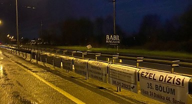 Eşine kendini affettirmek için yolu pankartlarla donattı