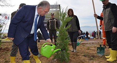 Fidanlar deprem şehitleri anısına toprakla buluşturuldu