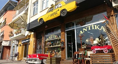 Fiyatlara kızdı, ortadan kestiği efsane otomobili tabela yaptı