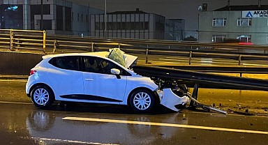 Gebze'de otomobil bariyerlere ok gibi saplandı!