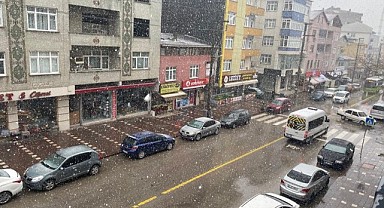 Gebze merkezinde kar yüzünü gösterdi