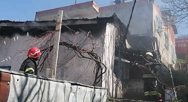 Gecekonduda korkutan yangın