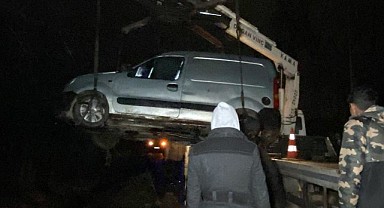Hakimiyetini kaybeden araç dere yatağına uçtu!