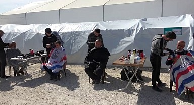 Hatay’daki çadır kentte depremzedelere berber hizmeti