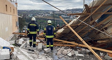 İzmit'te borç alarak yaptırdığı evinin çatısı fırtınada uçtu!