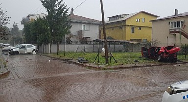 İzmit'te polisten kaçanların ekip otosuyla çarpıştığı kazada 1 kişi yaralandı
