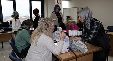 İzmitli kadınlar depremzedelere eşofman takımı dikiyor