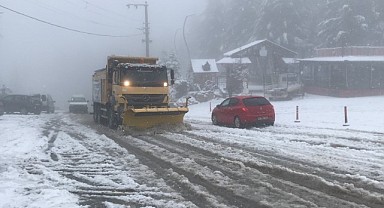Kartepe’de kar aniden bastırınca araçlar zirveye çıkamadı