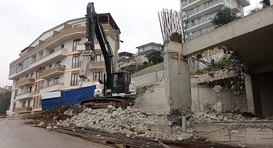 Kirişlerin toprakla doldurulduğu iddia edilmişti, binanın yıkımına başlandı!
