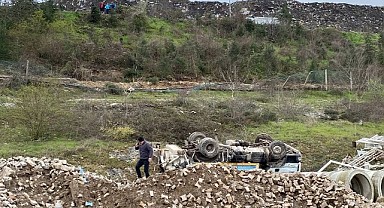 Kocaeli'de 70 metre yuvarlanan çöp kamyonundan dışarıya fırladı!