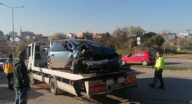 Kontrolden çıkan otomobil istinat duvarına çarptı!