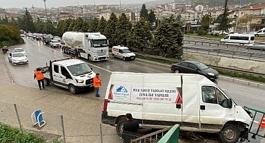 Kontrolden çıkan panelvan üst geçide çarparak durabildi