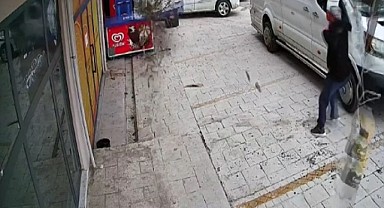 Lodosun devirdiği tabelalardan canını son anda kurtardı!