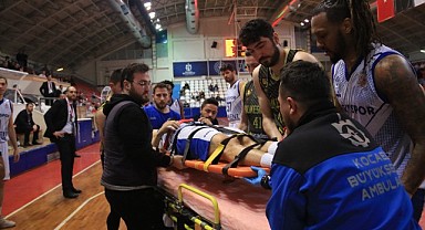Maçta kafasını zemine çarpan sporcu hastaneye kaldırıldı
