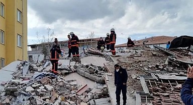 Malatya'da ağır hasarlı apartman yıkıldı!