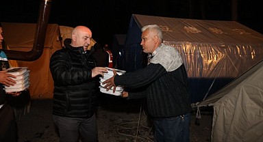 Muzaffer Bıyık ilk sahuru depremzedelerle yaptı