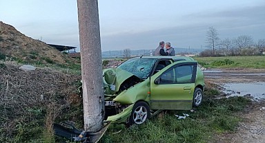 Otomobil aydınlatma direğine çarptı: 2'si çocuk 4 yaralı!