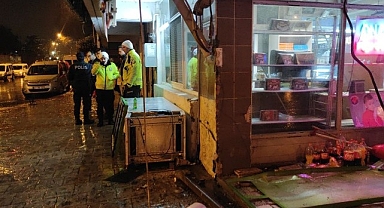 Servis midibüsü binaya çarpıp yan yattı!