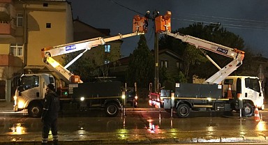 Seyir halinde dorsesi açılan kamyon elektrik tellerini devirdi!