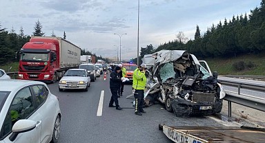 Tıra arkadan çarpan panelvan hurdaya döndü