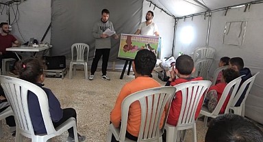 Tiyatro oyunları ile depremzede çocukları eğlendirdiler
