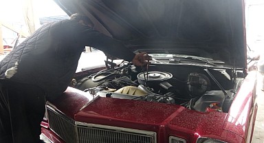 Tutkunu olduğu klasik otomobilleri yeniliyor