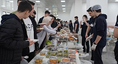 Veliler elleriyle yaptı, öğrenciler depremzedeler için sattı