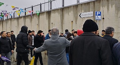 Yasaklı pankart sokmaya çalışan 2 kişi gözaltına alındı