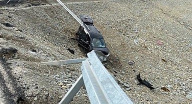 Aracın şarampole uçmasını demir bariyer önledi