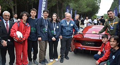 Bakan Varank, elektrikli araç yarışmasına katıldı