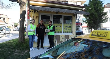 Büyükşehir taksicilere iftarlık dağıtımını sürdürüyor