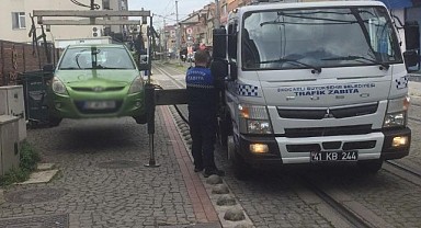 Büyükşehir, tramvay yoluna park eden araçları çekiyor