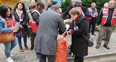 CHP Çayırova, Fatih Caddesi’nde soğan dağıttı!