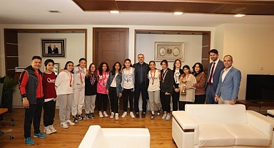 Çiftçi, Çayırovalı şampiyonları ağırladı