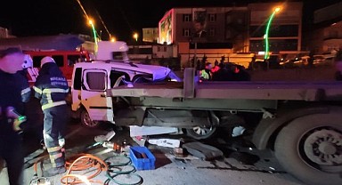 Dilovası'nda hafif ticari araç tıra çarptı; 4 yaralı!