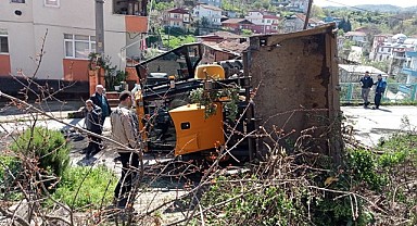 Evin bahçesinde iş makinesi devrildi, 2 kişi yaralandı!